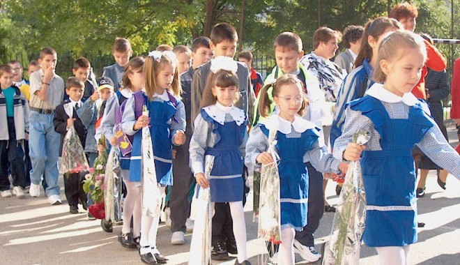 Școala începe pe 17 septembrie - eleviscoalaprimara-1346492569.jpg