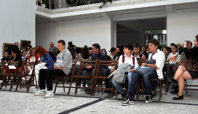Elevi și studenți, împreună la Centrul pentru Educație Interculturală - elevisistudenti-1446228068.jpg
