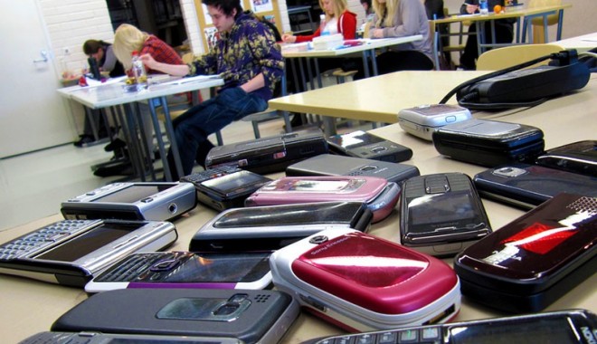 Profesorii, liberi să caute poze erotice în telefoanele elevilor - elevisitelefoanemobile-1390924676.jpg