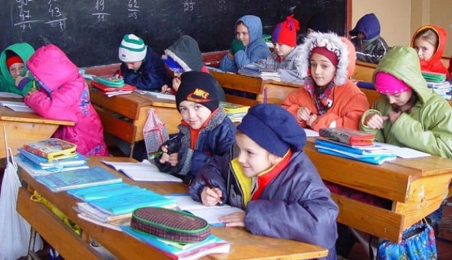 Inadmisibil: 150 de elevi și profesori tremură de frig în clase! - elevitremurafrigclasamediafaxfot-1353706655.jpg