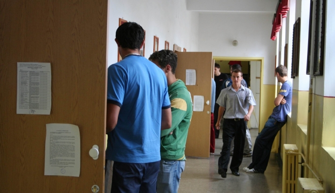 DOI ELEVI DIN CONSTANȚA, ELIMINAȚI DE LA BAC - elevliceubacgf27-1467978082.jpg