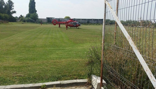 ALERTĂ LA EFORIE. ELICOPTERUL SMURD, PE TERENUL DE FOTBAL. UN BĂRBAT A MURIT, DUPĂ MINUTE BUNE DE RESUSCITARE - elicoptersmurd-1470130326.jpg