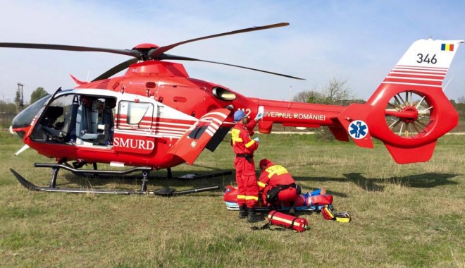 GRAV ACCIDENT RUTIER LA CONSTANȚA. ELICOPTERUL SMURD, LA FAȚA LOCULUI PENTRU A PRELUA VICTIMELE - elicoptersmurd-1490773909.jpg