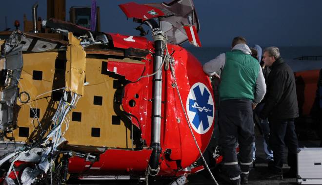 Galerie foto. Constanța marchează un an de la tragedia de pe lacul Siutghiol - elicoptersmurdprabusit11-1450183089.jpg