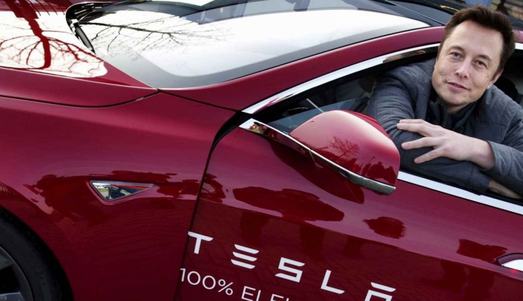 Supărați pe politicile lui Elon Musk, tot mai mulți români își vând mașinile Tesla - elonmusktesla-1742542070.jpg