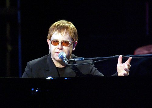 Elton John va produce un film autobiografic - elton-1317031365.jpg