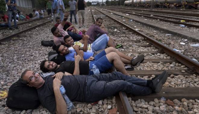Suedia nu mai poate oferi cazare imigranților - emigranti-1447956083.jpg