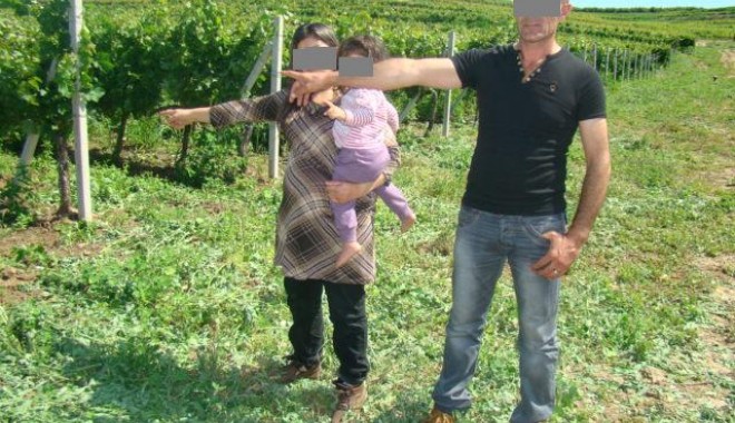 Familie de emigranți iranieri, prinși la graniță - emigrantifrontieraostrov3-1403528598.jpg