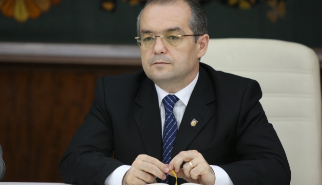 Emil Boc s-a întâlnit cu mai mulți lideri ai PDL, aseară, la sediul partidului - emilboc-1313530179.jpg