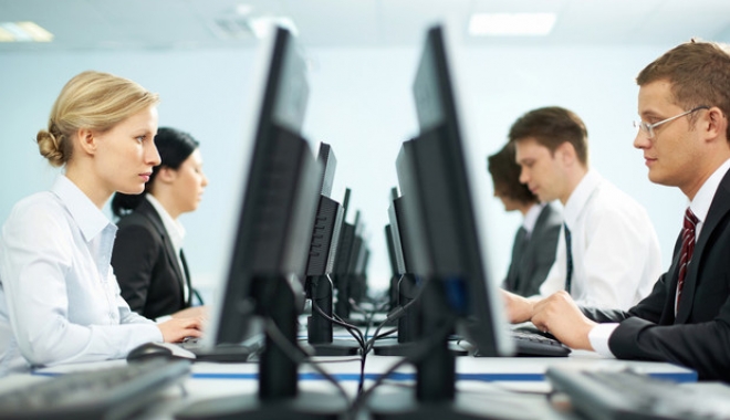 Din ce în ce mai mulți salariați la Constanța. Iată care este salariul mediu - employee-1480331404.jpg