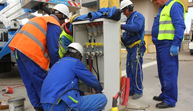 Cartierul Inel II, fără curent electric - enelcurentmuncitoripanouelectric-1463317178.jpg