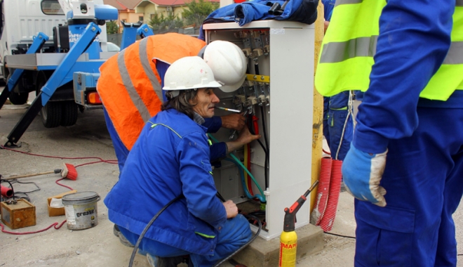 Atenție, se oprește curentul electric, la Constanța! - enelcurentmuncitoripanouelectric-1511542113.jpg
