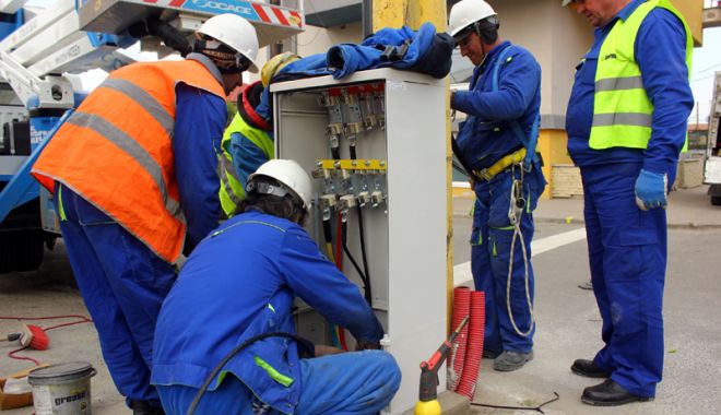 Atenție, se oprește curentul electric la Constanța! - enelcurentmuncitoripanouelectric-1522083485.jpg
