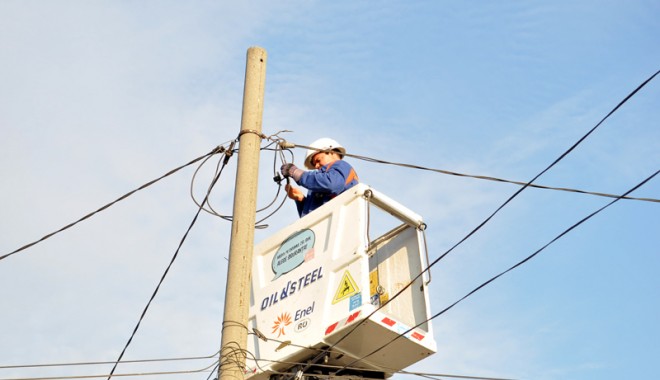 Mai multe localități, fără curent electric - enellucratorlainaltimepestalp4-1348417355.jpg