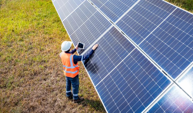 Soarele produce la prânz, factura vine seara! Paradoxul energiei verzi în România - energie-1782906764.webp
