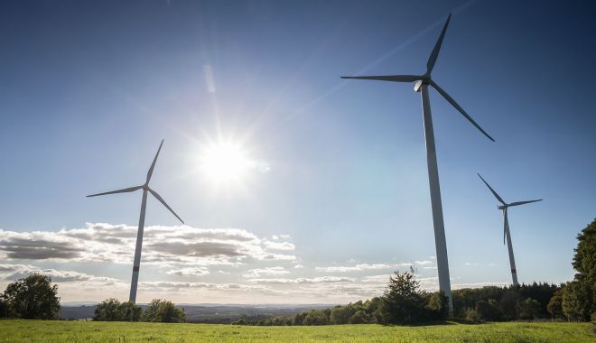 România exportă electricitate, în condițiile unei producții foarte mari de energie eoliană - energieeolianasisolara-1599299199.jpg