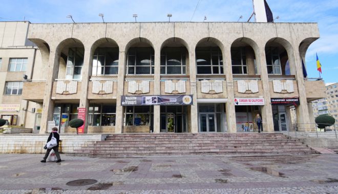 Elevii, invitați la spectacolul 