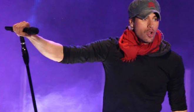 Scandal în Sri Lanka. Fanele au aruncat cu sutiene în Enrique Iglesias - enrique-1451416665.jpg