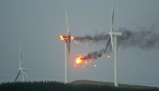 Foto/ A explodat o turbină eoliană - eoliana-1323417571.jpg