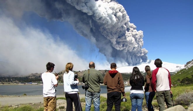 Mii de oameni, evacuați în Chile și Argentina, amenințați de erupția vulcanului Copahue - eruptie-1369757469.jpg