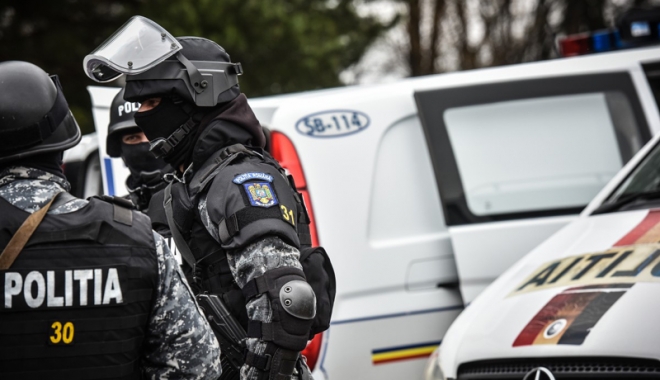 Escroc din Constanța prins în flagrant de polițiști, în timp ce lua bani de la o victimă - escroc-1496076454.jpg