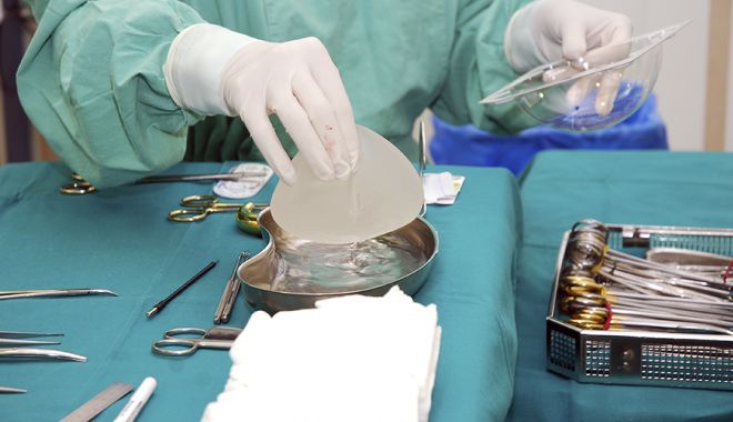 Esteticianul care a mutilat 10 femei, cercetat și pentru corupere sexuală