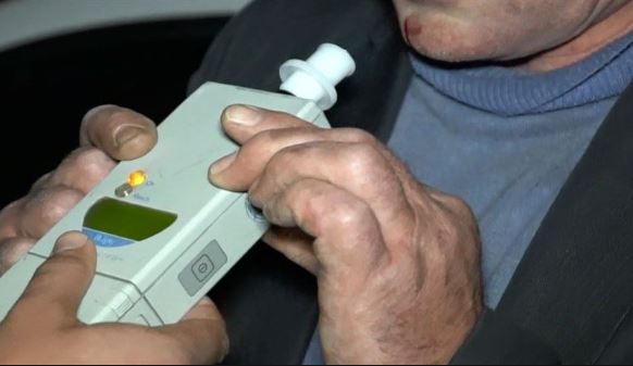 Un șofer beat a dat etilotestul peste cap, după ce a izbit o mașină parcată și zidul unui bloc, în Alba - etilotest-1633878029.jpg