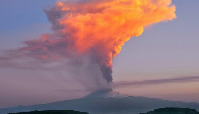 Alertă în Europa: Vulcanul Etna stă să erupă - etna-1325758071.jpg
