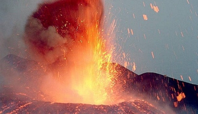 Vulcanul Etna erupe din nou, pentru a șasea oară în 2012 / VIDEO - etna-1334331469.jpg