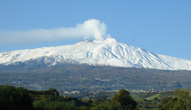 Vulcanul Etna a început să arunce lavă și cenușă - etna-1382781681.jpg