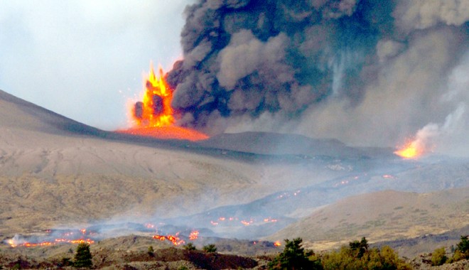Vulcanul Etna a erupt din nou - etna-1382892603.jpg