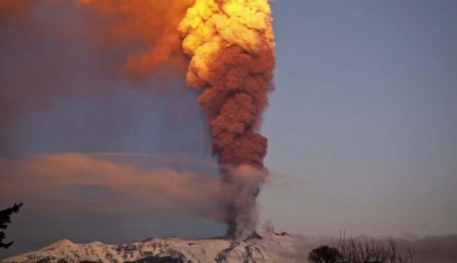 Etna a erupt din nou: Nu a fost necesară evacuarea populației - etna-1384699994.jpg