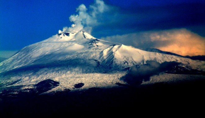 Vulcanul Etna  și-a întrerupt erupția - etnaavi-1387318757.jpg