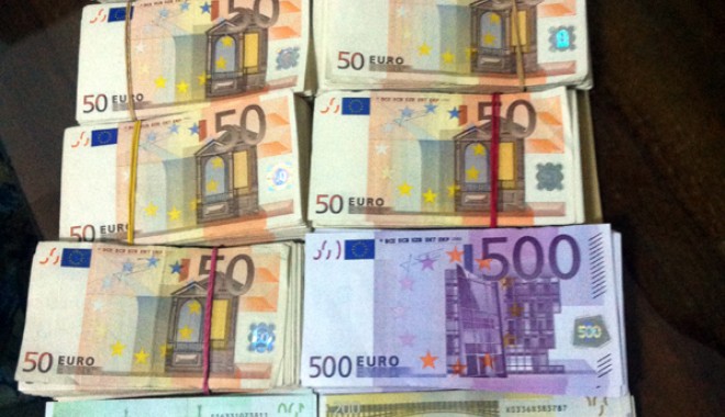 80.000 de euro nedeclarați, ascunși într-un autocar - euro-1354554374.jpg