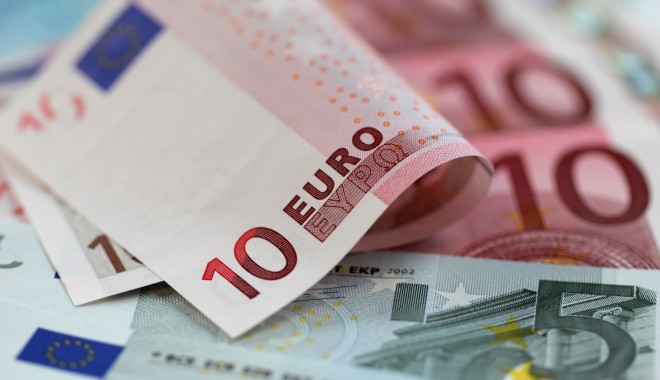 Euro a intrat la apă - euro-1372761749.jpg