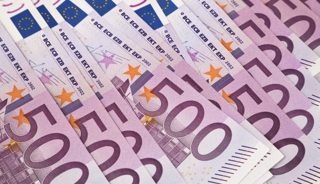 Euro bate pasul pe loc - euro-1378722771.jpg