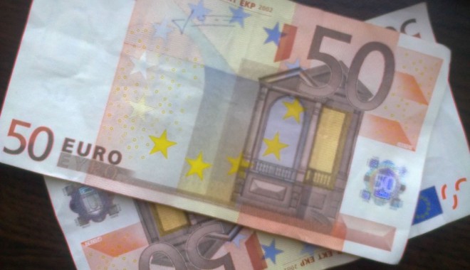 Euro începe prost săptămâna - euro-1382352706.jpg