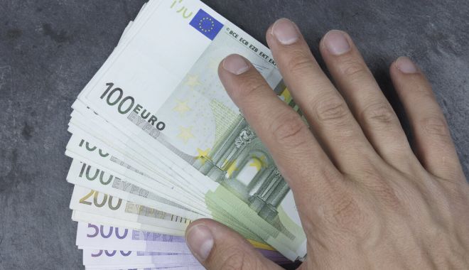 Ce s-a întâmplat cu cei 5.000 de euro găsiți de un preot, în timpul vizitei Papei - euro-1565015880.jpg