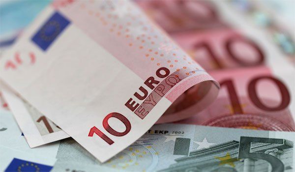 Prăbușirea leului, de neoprit! Un nou maxim istoric pentru euro - euro2-1547724609.jpg