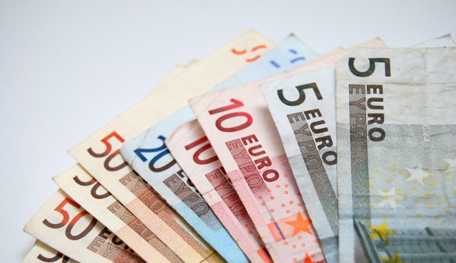 Euro s-a depreciat ușor - euro4-1361532911.jpg