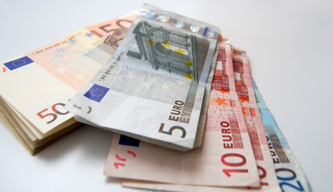 Piața interbancară / Cursul sare de 4,36 lei/euro - euro7-1369300995.jpg