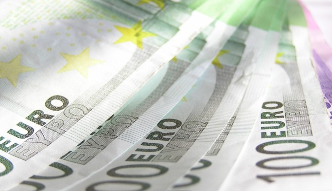 Euro, tot la 4,44 lei - euro7-1384947689.jpg