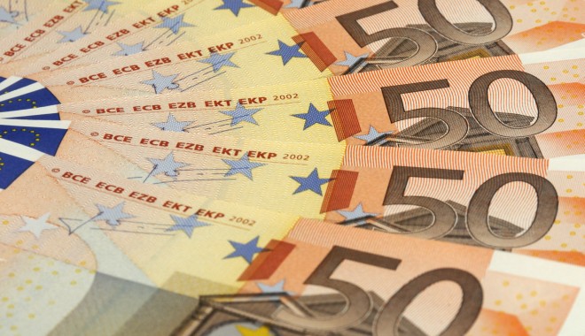 Euro rămâne sub 4,4 lei - euroc-1401274900.jpg