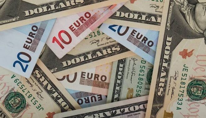 Nu s-a mai întâmplat de 20 de ani! Euro, la paritate cu dolarul