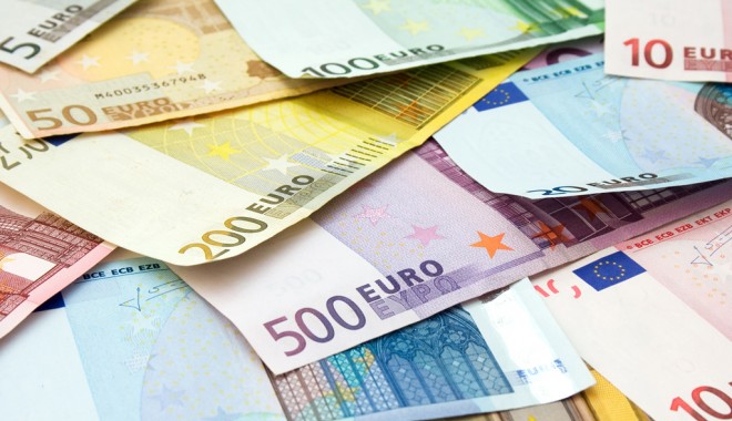 Euro, ușor mai slab decât ieri - euroexchangeratefluctuates27-1347618103.jpg