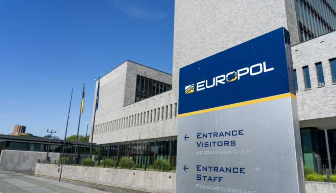 Europol: 13 persoane arestate pentru exploatarea sexuală a peste 400 de femei, printre care şi românce