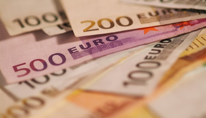 Euro urcă spre 4,5 lei - euros-1378378382.jpg