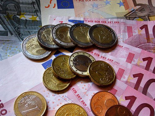 Cum îi răsplătesc mai nou băncile pe deponenții cu economii în euro - eurosbancnotemonede-1336380400.jpg