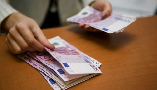 Prăbușirea leului, de neoprit! Euro a doborât un nou record - euroschimb-1548157303.jpg