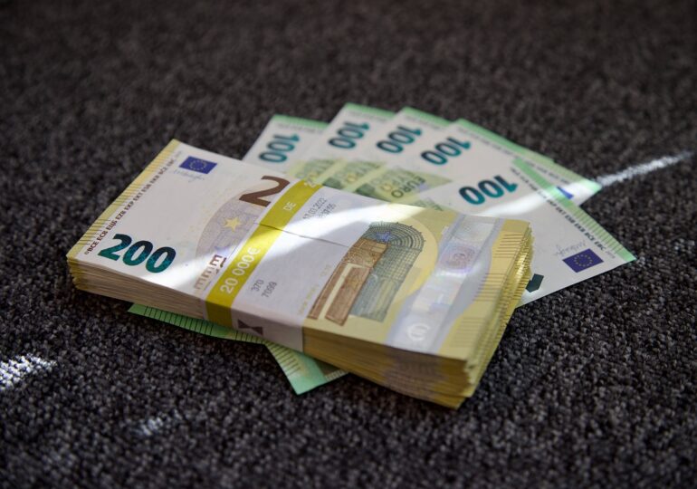 Credite bancare cu acte false. 12 persoane trimise în judecată